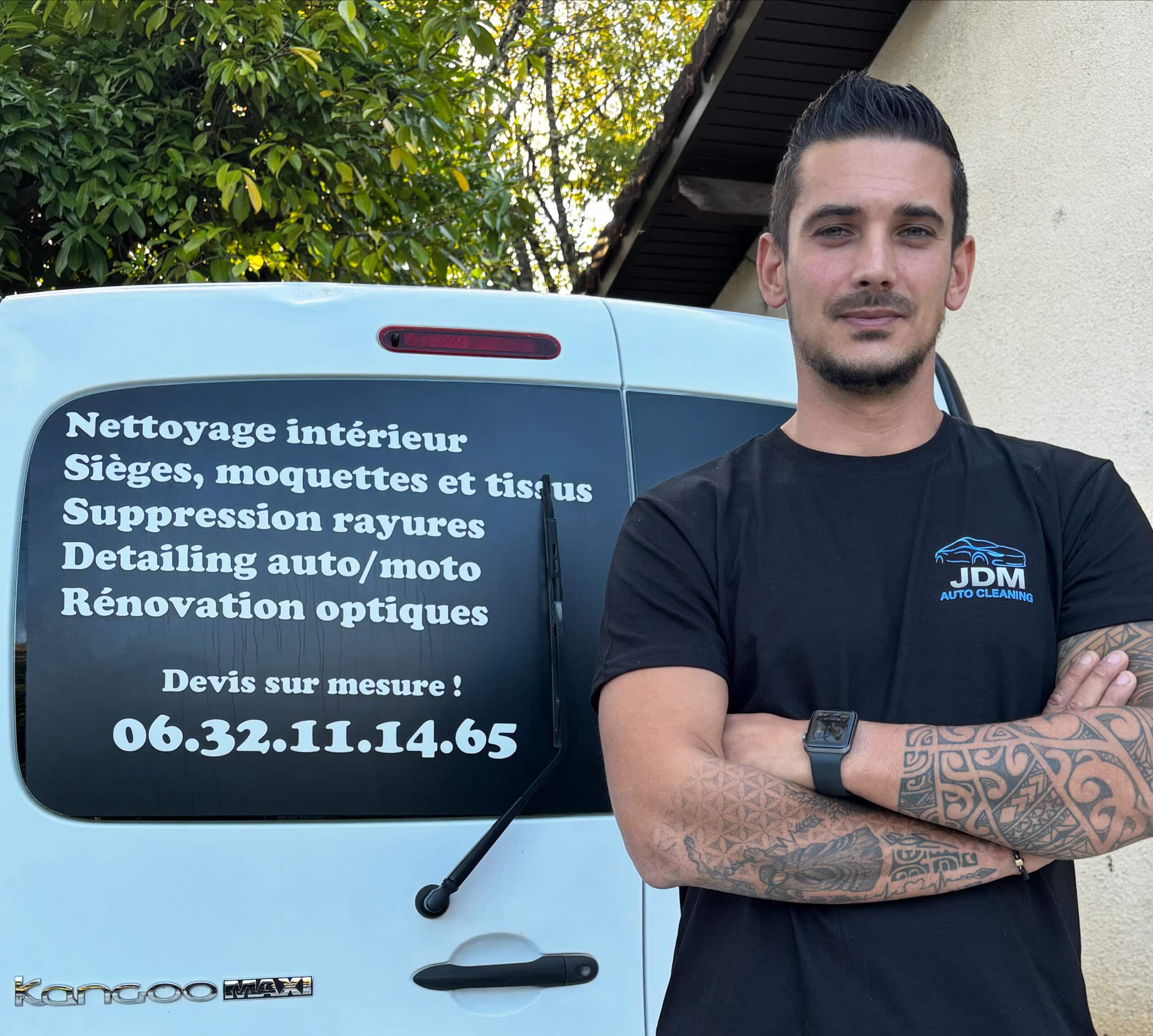 Détail auto JDM Cleaning : Nettoyage intérieur et rénovation. Détailleur auto JDM (06.32.11.14.65) devant sa Kangoo. Propose nettoyage intérieur, suppression rayures, detailing et rénovation optiques.